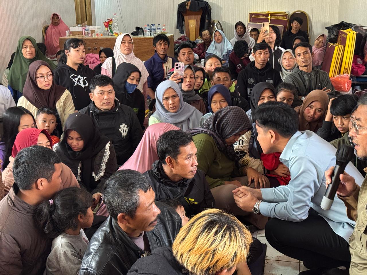 Wapres Gibran Rakabuming Raka di tengah-tengah korban longsor Kabupaten Bandung Barat. (Foto/Setwapres)