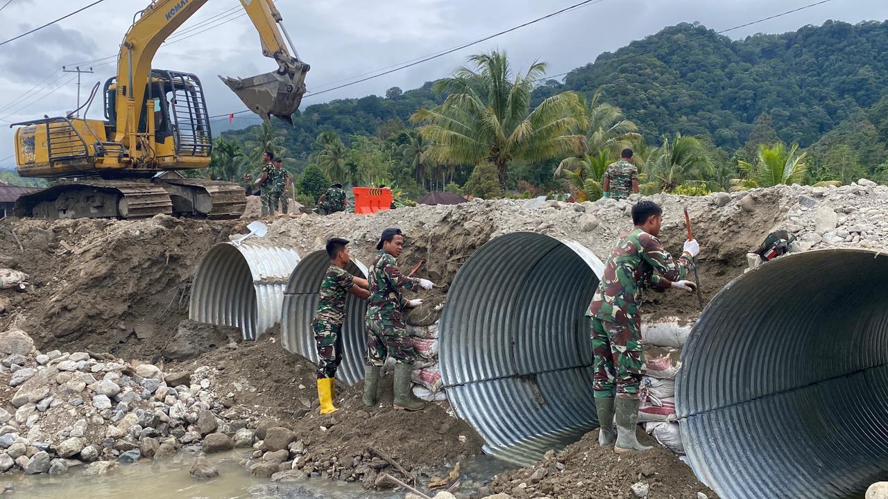 Gotong Royong Warga-TNI Percepat Pembangunan Jembatan di Sumut dan Sumbar. (Foto/istimewa)