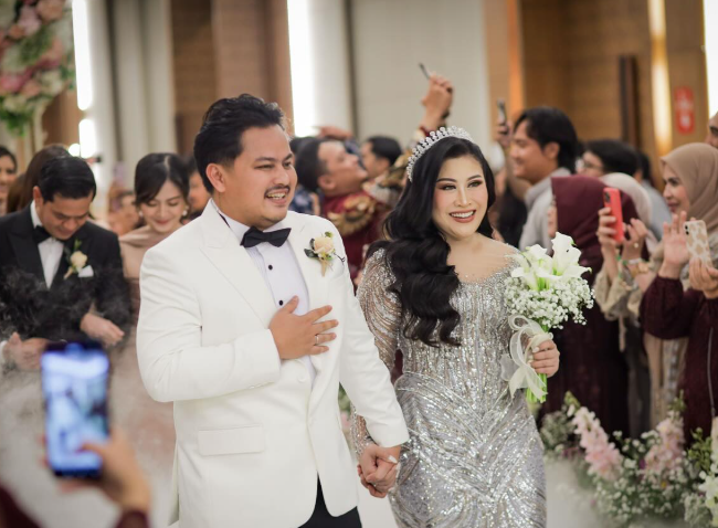 Boiyen dan Ezel dalam resepsi pernikahan mereka pada 15 November 2025. (BeritaNasional/Instagram Boiyen Pesek)