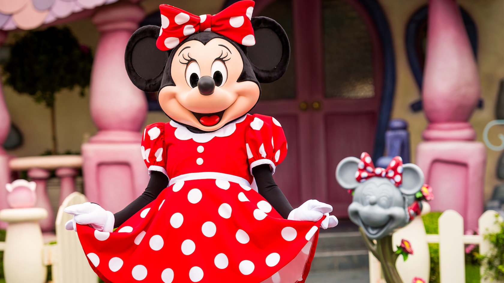 Minnie Mouse kenakan baju polka dot. (BeritaNasional/Disney Resort)