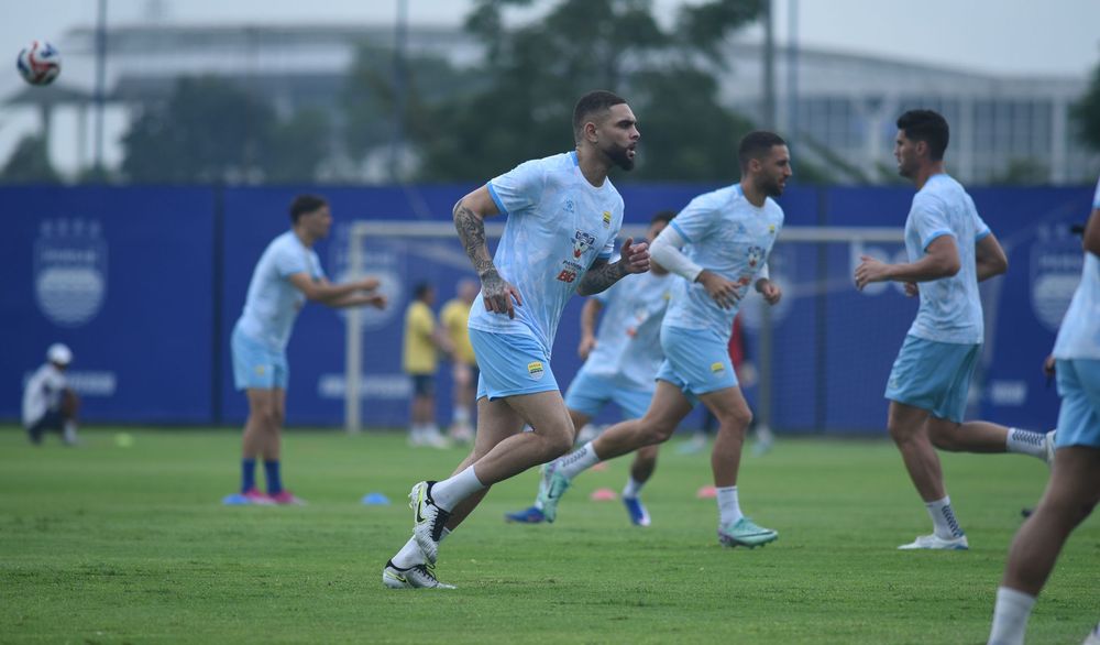 Bintang baru Persib Bandung Layvin Kurzawa saat berlatih bersama rekan setimnya. (Foto/Dok Persib)