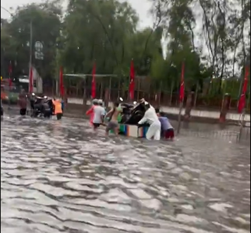 Motor harus menggunakan jasa angkutan gerobak karena tak bisa melintasi jalan raya yang tergenang banjir di Jakarta, Senin (12/1/2026). (BeritaNasional/X Edelweiss Java)