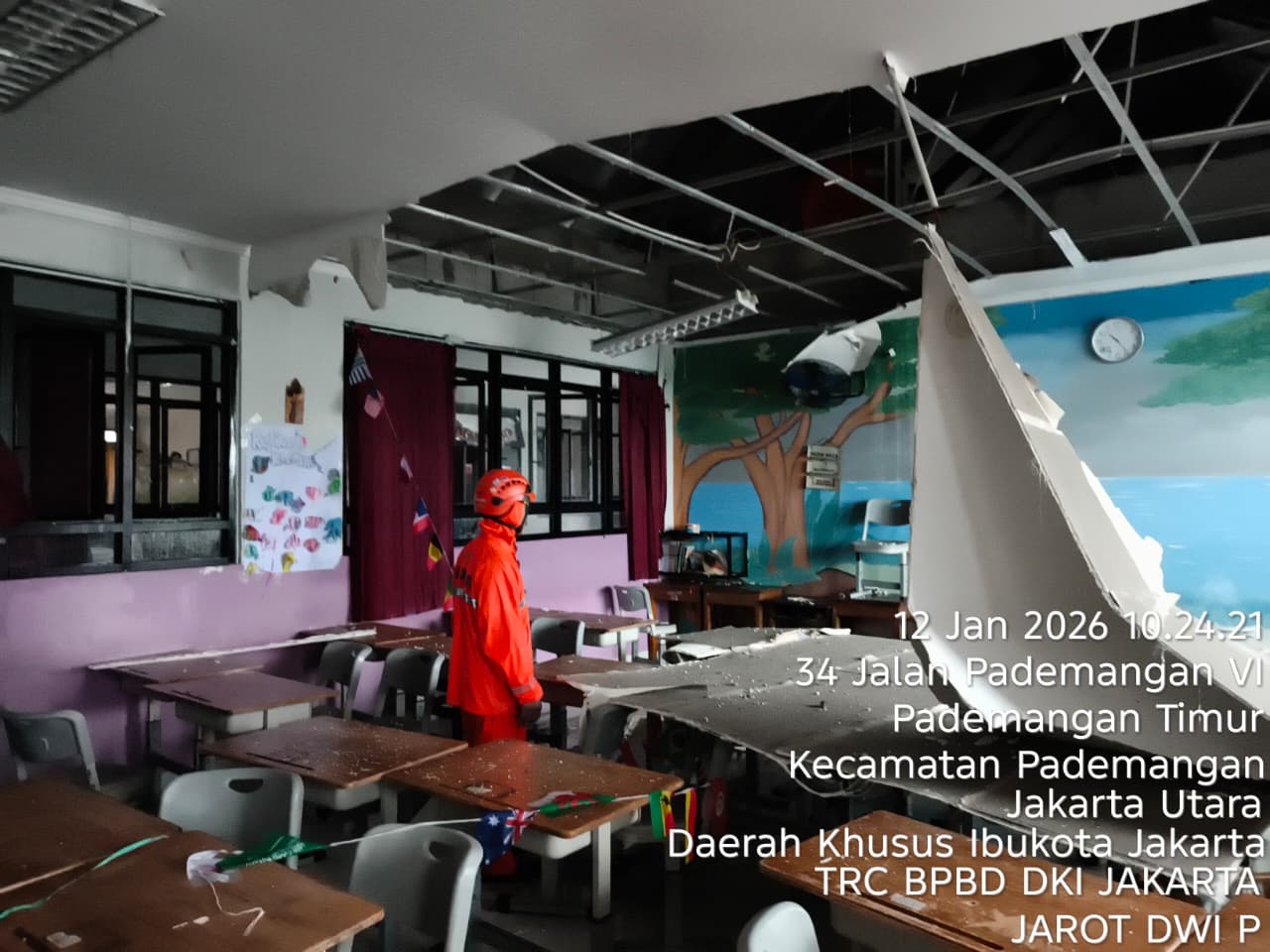Hujan Deras Robohkan Plafon SDN 05 Pademangan Timur. (Foto/BPBD DKI Jakarta)