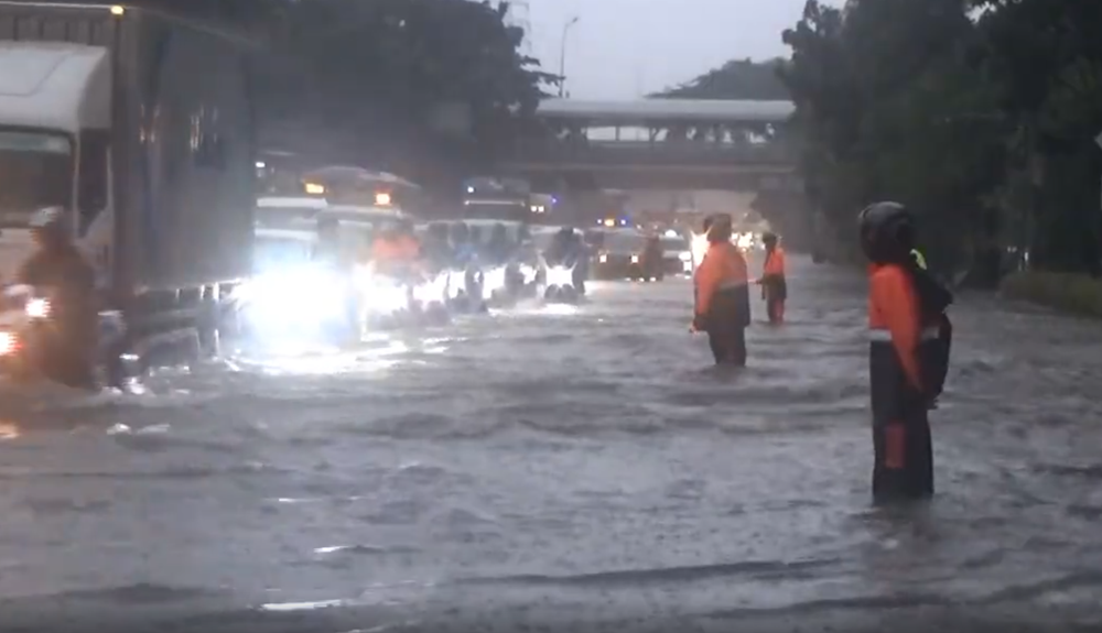 Jalan D.I Panjaitan Cawang Kembali Tergenang Banjir. (BeritaNasional TV/Teo)