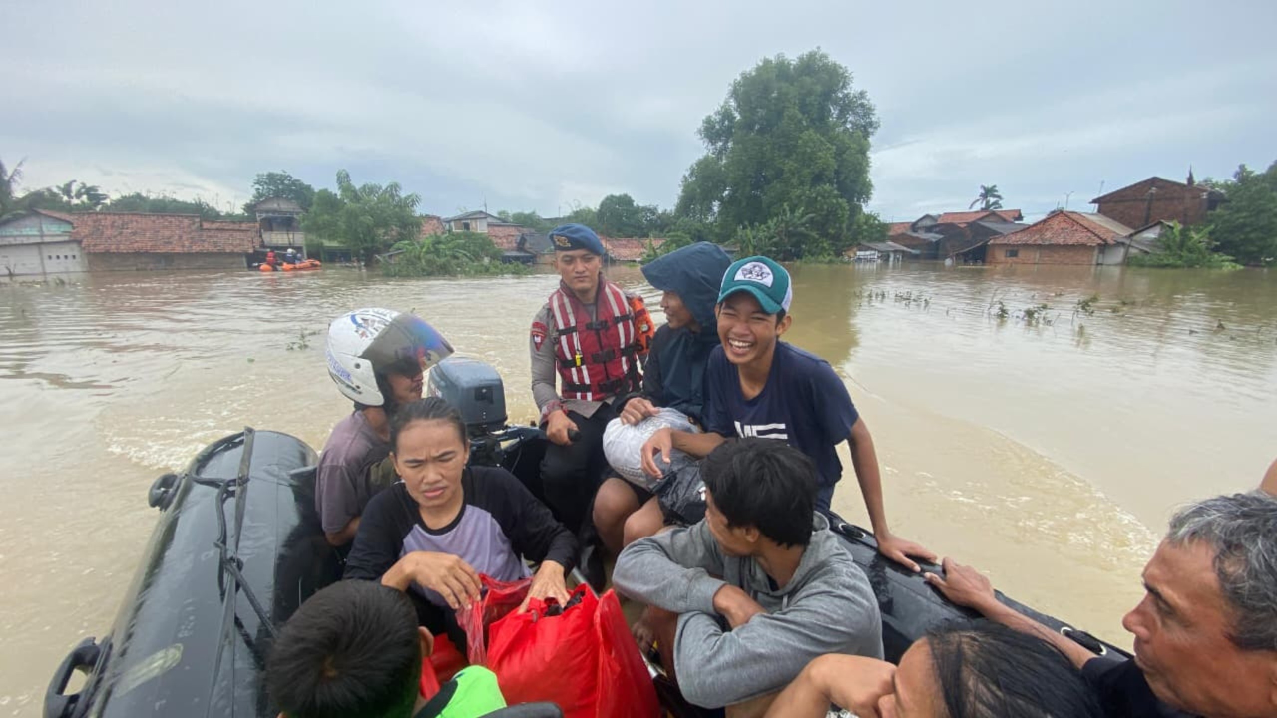 Personel Brimob Turun Evakuasi Warga Jakarta dan Bekasi. (Foto/istimewa)