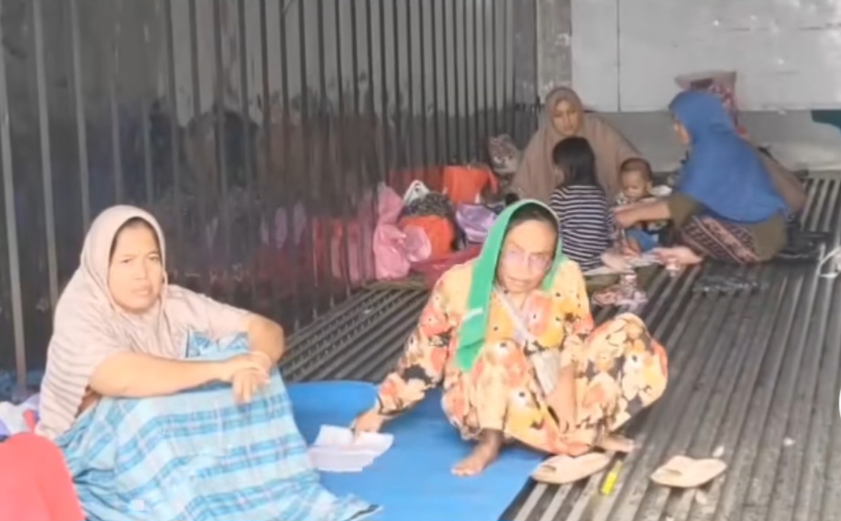 Warga Cilincing Jakarta Utara terpaksa mengungsi di kontainer. (BeritaNasional/tangkapan layar)