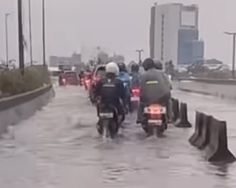 Flyover Pesing dan Jalan Grogol,Jakbar, banjir. (Foto/Istimewa)