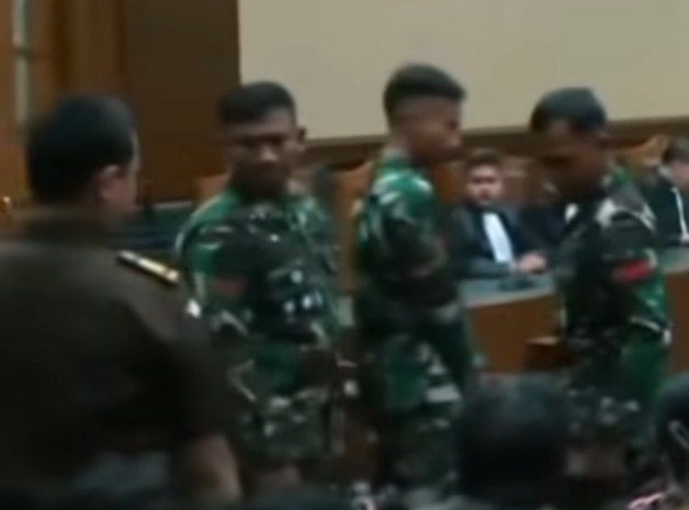 Anggota TNI berada di ruang sidang pengadilan Tipikor Jakpus saat persidangan Nadiem Makarim, Senin (5/1/2026). (BeritaNasional/Bachtiarudin)