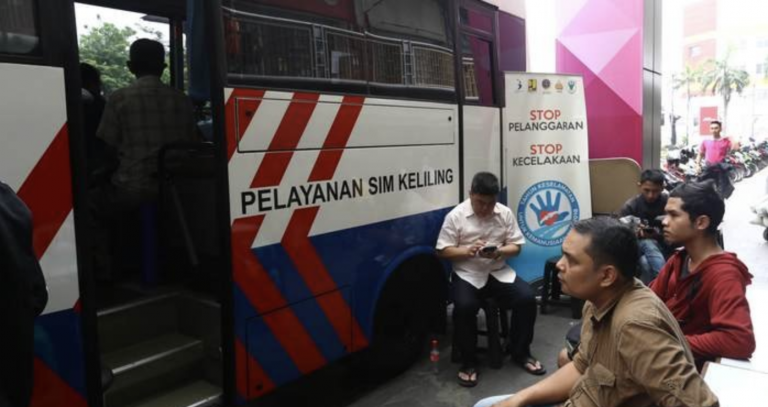 Warga sedang mengurus pembuatan dan perpanjangan SIM. (Foto/Dok Humas Polda Metro Jaya)