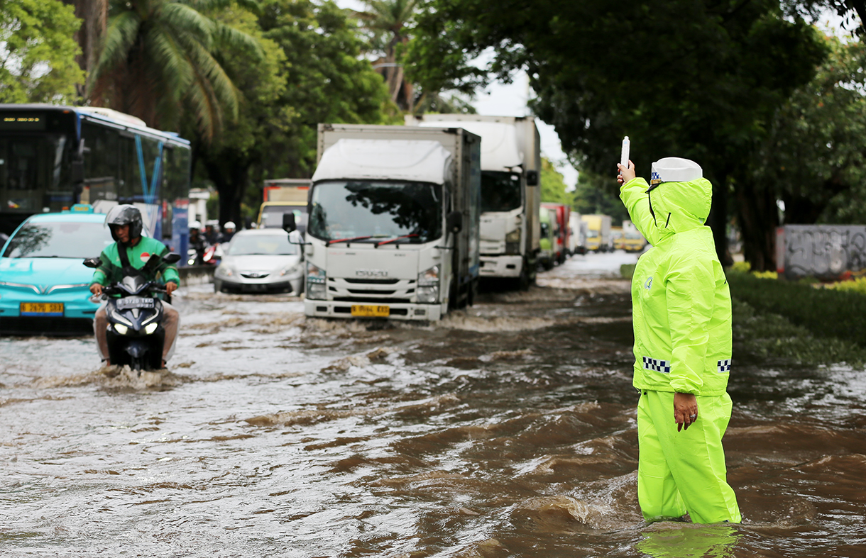 Kendaraan saat melintasi banjir setinggi 30 sampai 50 Cm yang menggenangi Kawasan Jalan Daan Mogot, Kawasan Rawa Buaya, Cengkareng, Jakarta Barat, Senin (12/1/2026). (Beritanasional.com/Oke Atmaja)