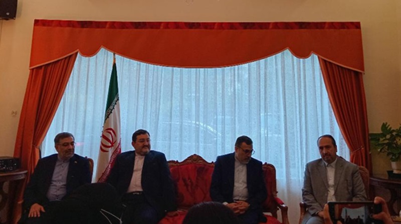 Duta Besar Iran untuk Indonesia Mohammad Boroujerdi (tengah) (Beritanasional/Meta)