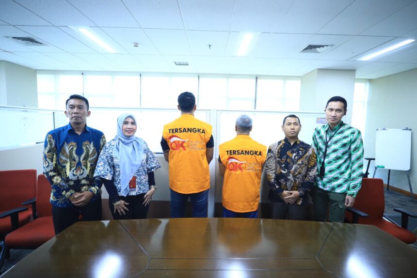 Dua tersangka investasi bodong Investree bersama penyidik OJK. (BeritaNasional/OJK)