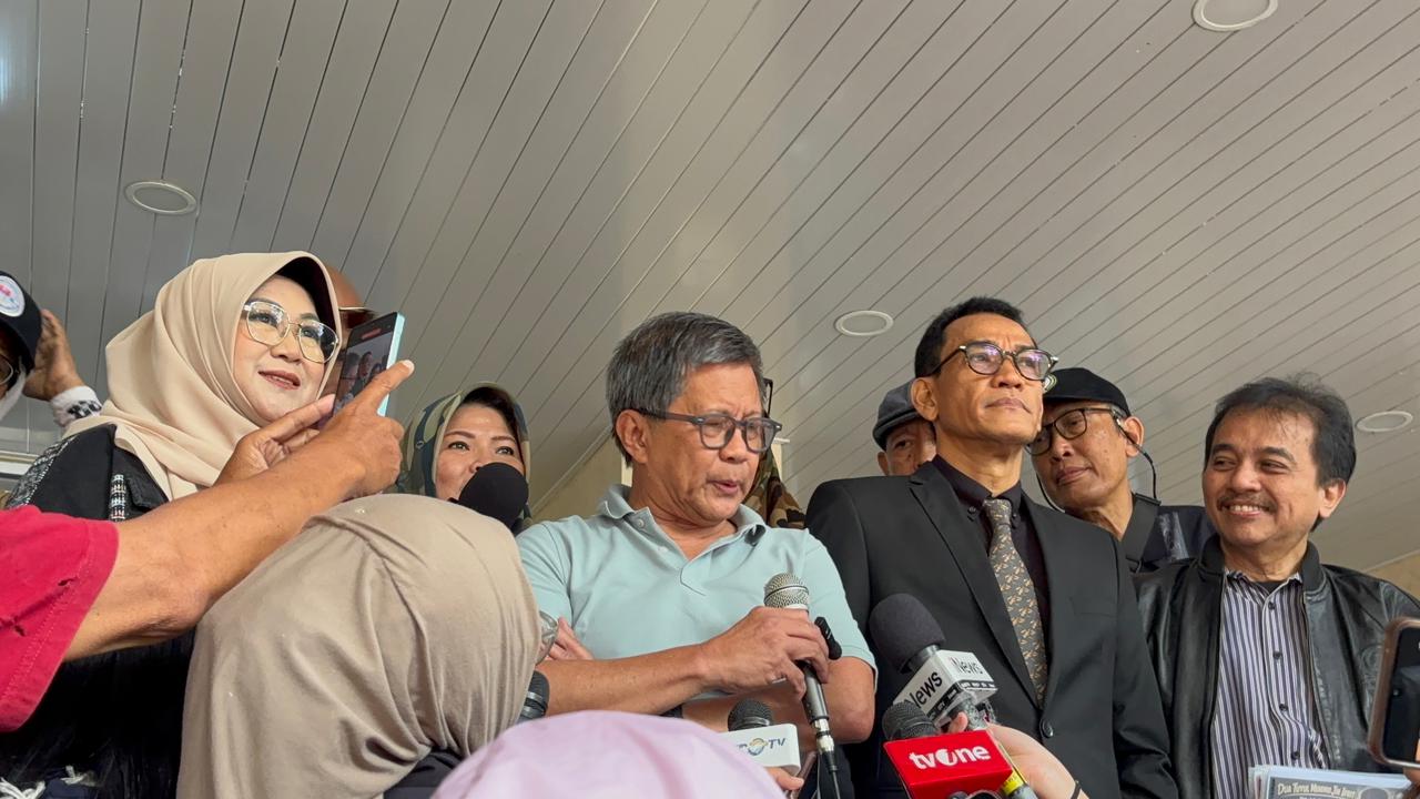 Rocky Gerung datangi Polda Metro Jaya sebagai saksi ahli Roy Suryo cs, Selasa (27/1/2026). (BeritaNasional/Bachtiar)