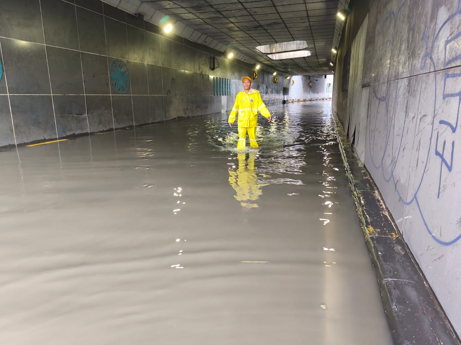Underpass Pasar Senen tergenang banjir pagi ini, Minggu (18/1/2026). (BeritaNasional/Oke Atmaja)