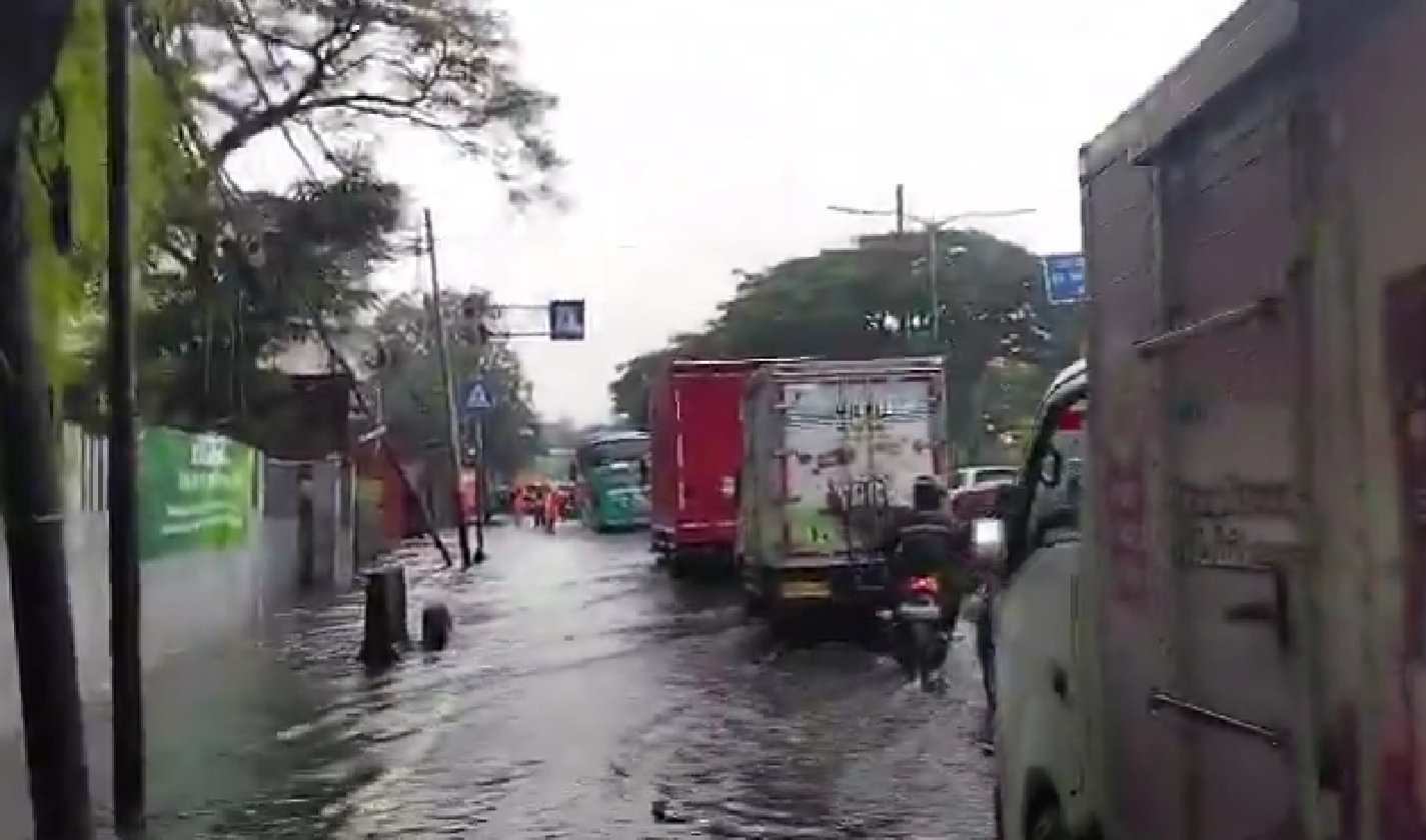 Genangan air setinggi sekitar 5 hingga 10 sentimeter terjadi di kawasan depan putaran Samsat, Jalan Daan Mogot, Jakarta Barat. (Foto/X TMCPoldaMetro)