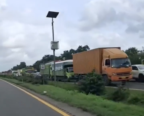 Kemacetan panjang di Tol Tangerang-Merak imbas banjir di tol tersebut, Santu (24/1/2026). (BeritaNasional/X About Tangerang)