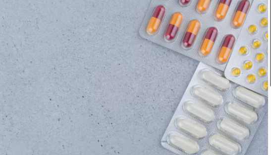 Ilustrasi paracetamol dan ibuprofen. (BeritaNasional/Freepik)