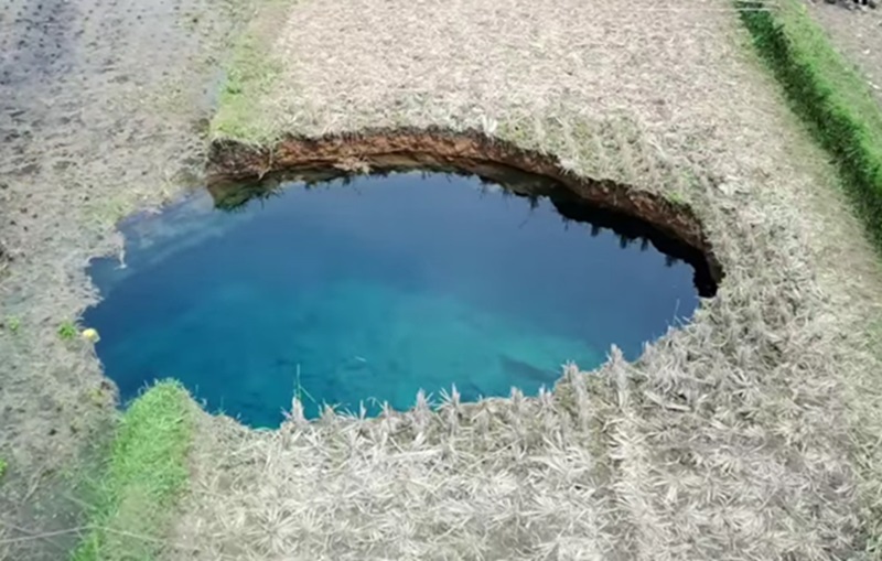 Muncul air jernih di sinkhole (Foto/Youtube)