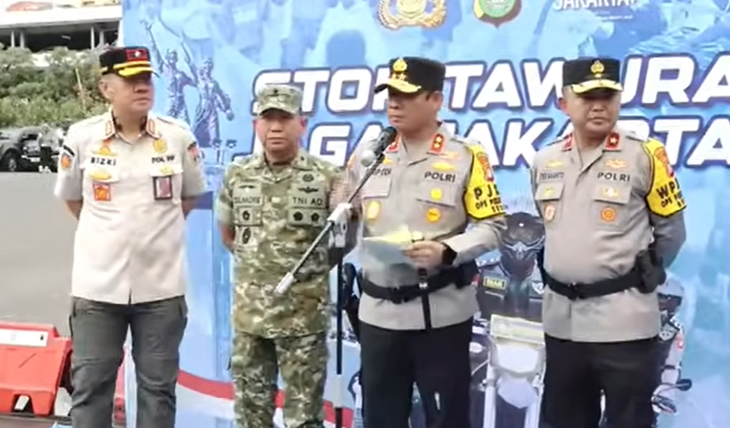 Kapolda Metro Jaya Irjen Pol. Asep Edi Suheri (tengah kanan) didampingi Kasdam Jaya Brigjen TNI Zulhadrie S. Mara (tengah kiri) dalam apel di Polda Metro Jaya, Rabu (28/1/2026). (Foto/Istimewa)