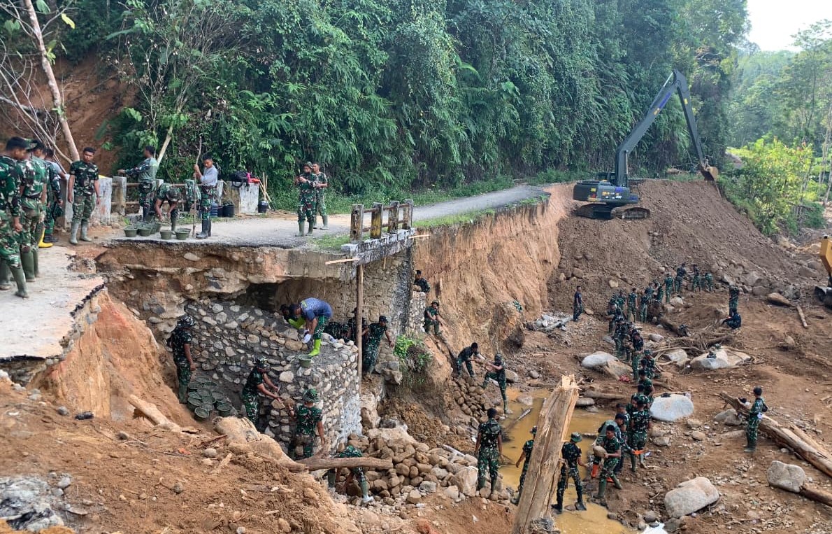 Satgas Penanggulangan Bencana Alam (Gulbencal) Kodam I/Bukit Barisan menuntaskan perbaikan Jembatan Beton. (BeritaNasional/Elvis/HO Dispenad)