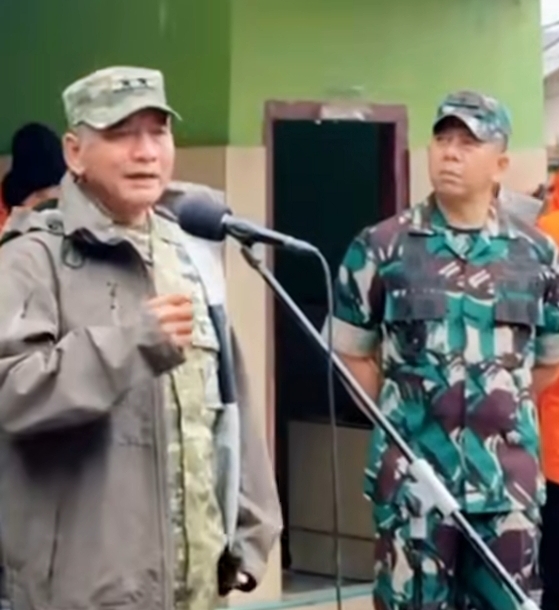 Pangdam XIV/Hasanuddin Mayjen TNI Bangun Nawoko turun langsung dalam evakuasi korban kecelakaan pesawat ATR 42-500. (BeritaNasional/Instagram Kodam Hasanuddin)