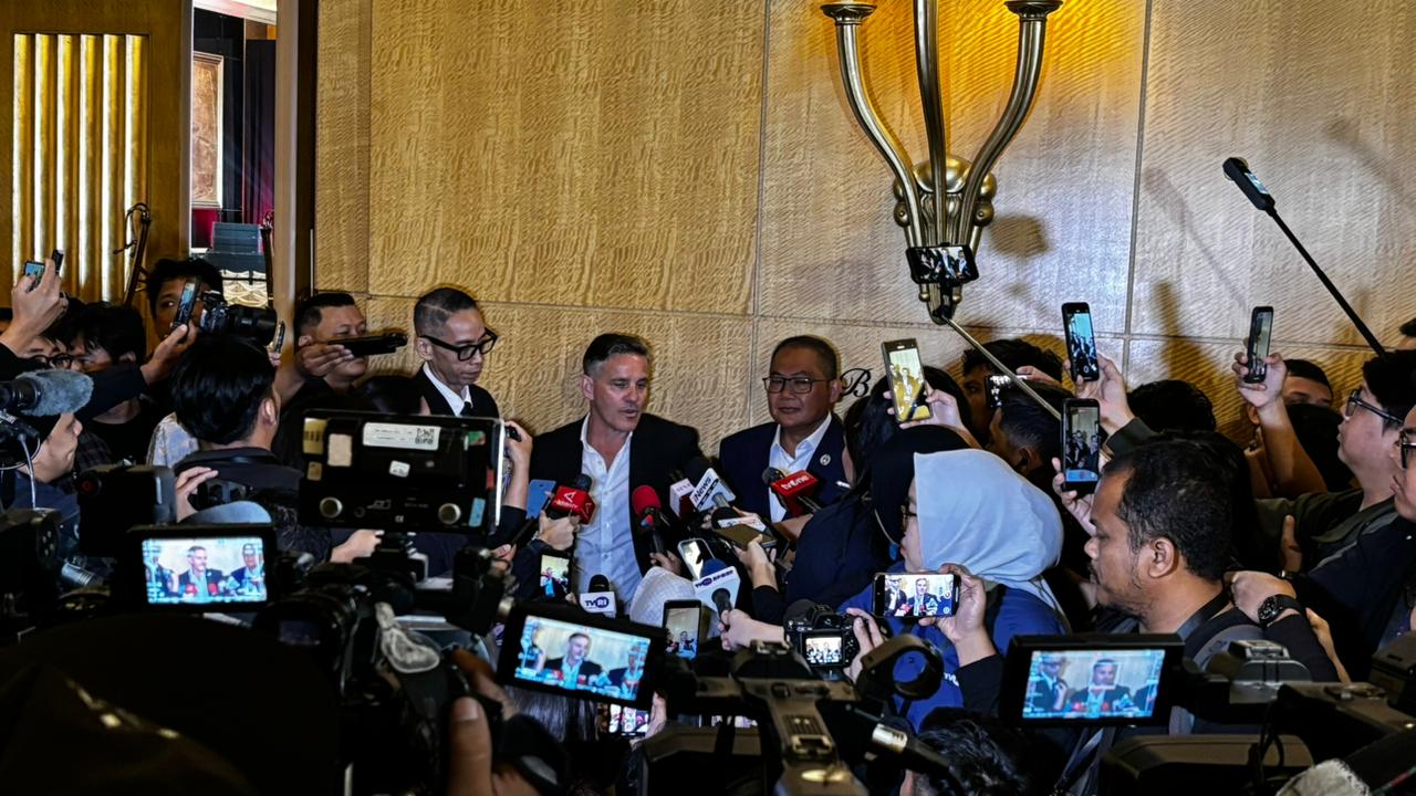 Pelatih Timnas Indonesia John Herdman saat diwawancarai. (BeritaNasional/Satria Ismoyojati)