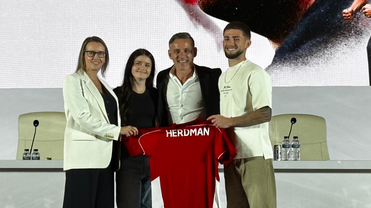 Pelatih Timnas Indonesia John Herdman (dua dari kanan) bersama keluarganya. (BeritaNasional/Satria Ismoyojati)