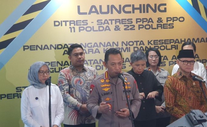 Kapolri Jendral Listyo Sigit Prabowo (tengah) saat memberikan keterangan pers. (BeritaNasional/Bachtiarudin)