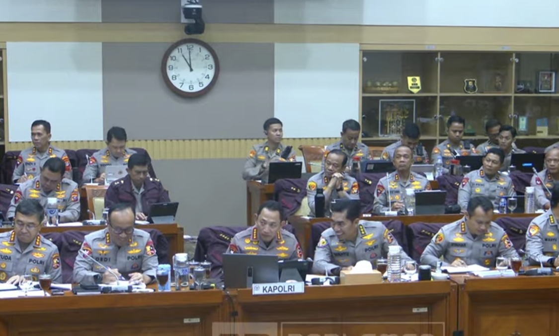 Kapolri Jenderal Listyo Sigit Prabowo (tengah) dalam Raker Komisi III DPR. (BeritaNasional/YouTube DPR RI)