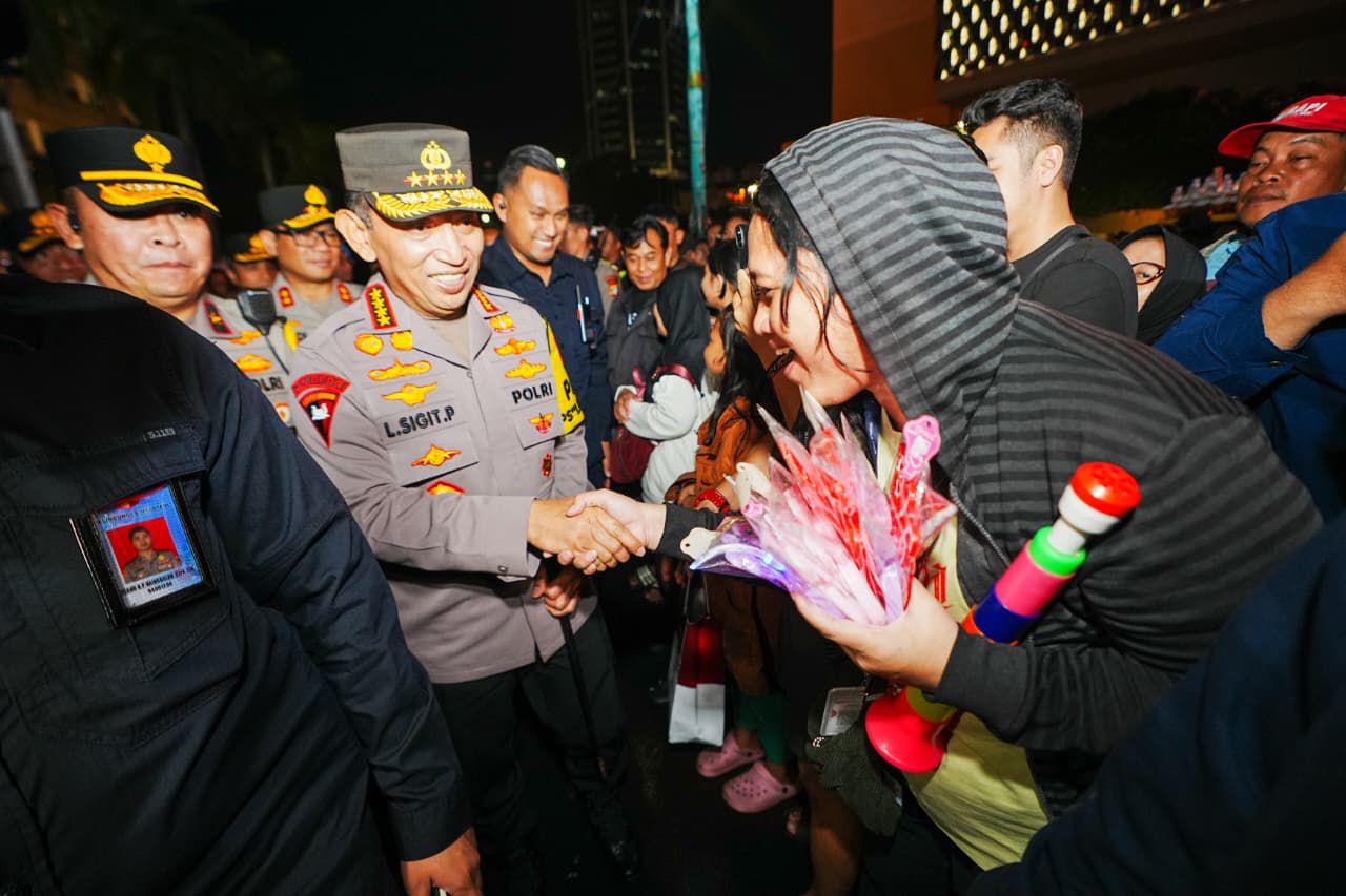 Kapolri Jendral Listyo Sigit Prabowo sampa masyarakat rayakan pergantian tahun di HI Jakarta. (BeritaNasional/dok Polri)