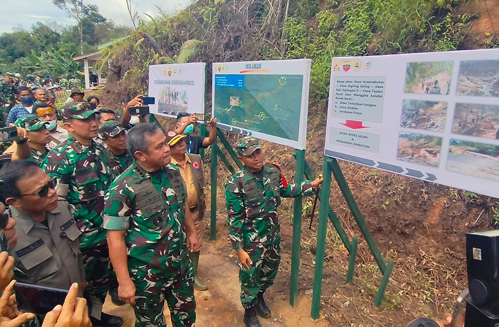 Kepala Staf Angkatan Darat (Kasad) Jenderal TNI Maruli Simanjuntak meninjau langsung pembangunan Jembatan Armco di Kelurahan Hutanabolon, Kec Tukka, Kabupaten Tapanuli Tengah. (BeritaNasional/Elvis/HO Dispenad)