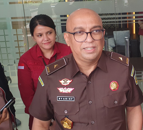 Dirdik Jampidsus Kejagung Syarief Sulaeman Nahdi (berkacamata) memberikan keterangan kepada wartawan di Kejagung Jakarta. (BeritaNasional/Bachtiarudin)