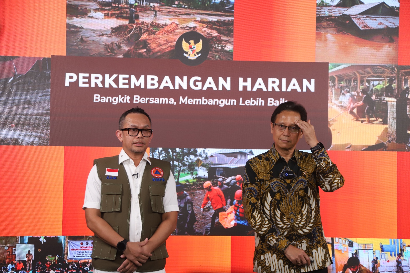 Menkes Budi Gunadi Sadikin (kanan) saat memberikan keterangan pers. (BeritaNasional/Elvis)