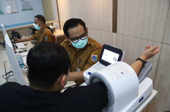 Warga melakukan CKG di fasilitas kesehatan di Jakarta. (BeritaNasional/Elvis)