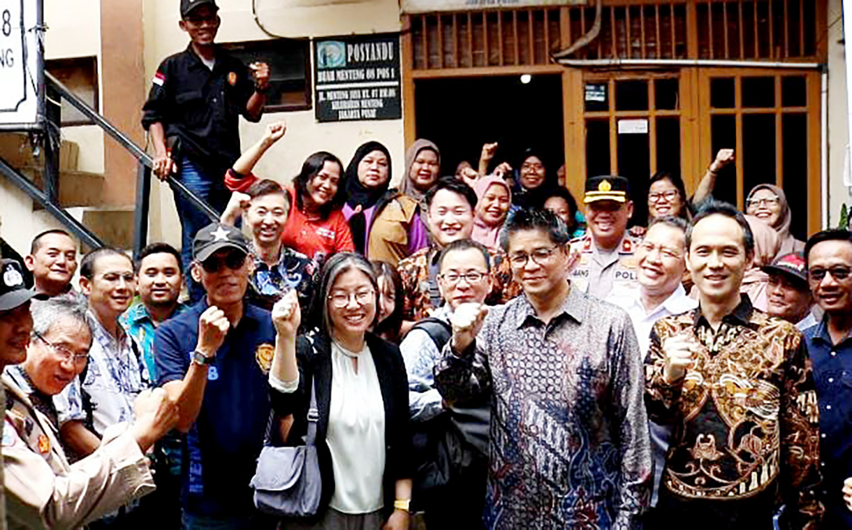 Polsek Metro Menteng mendampingi delegasi Kepolisian Jepang meninjau lingkungan RW 08 Menteng Jaya dalam rangka studi banding sistem pengamanan wilayah, Jakarta,Kamis (29/1/2026).  (Beritanasional.com/Oke Atmaja)