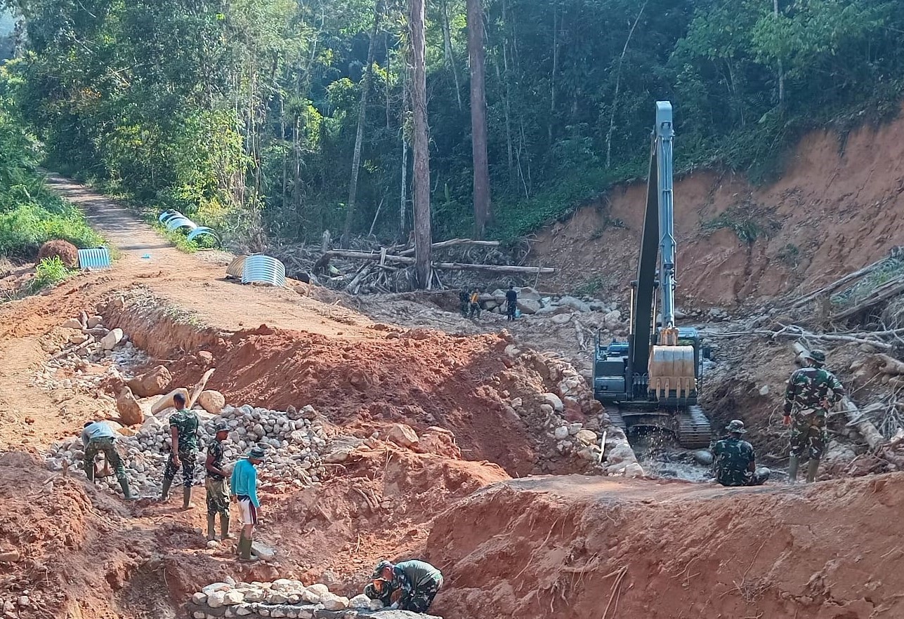 TNI kerahkan alat berat untuk pemulihan pasca bencana banjir dan longsor di Tapanuli Tengah. (BeritaNasional/Elvis/HO Dispenad)
