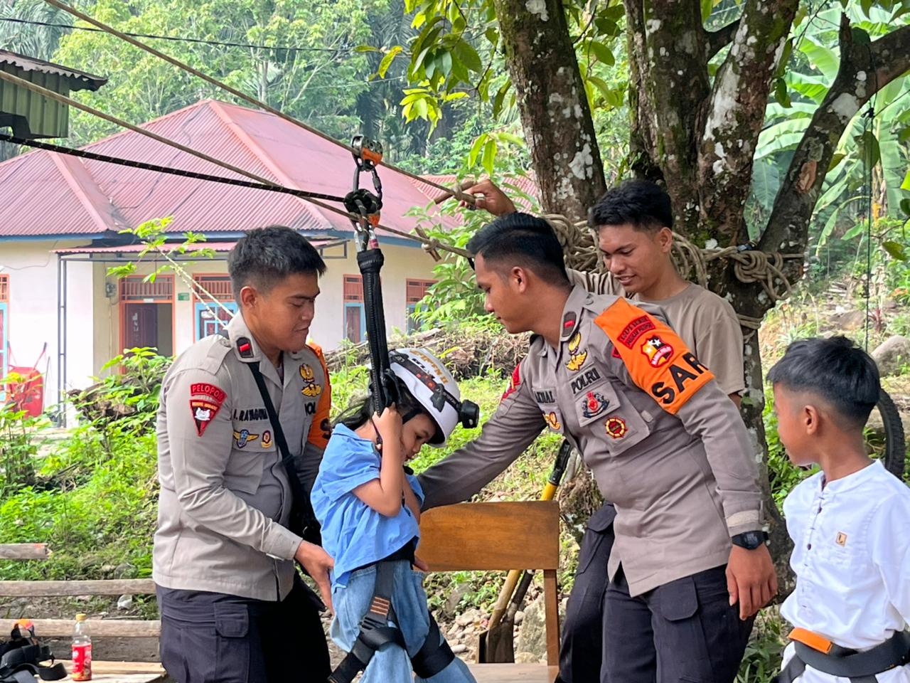 Petugas Kepolisian tengah memberikan trauma healing kepada anak-anak korban bencana Sumatera. (Foto/Dokumentasi Polri)