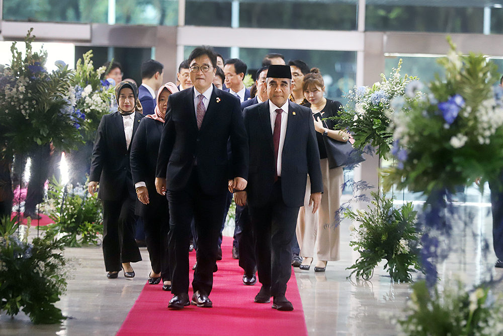 Ketua MPR, Ahmad Muzani menerima kunjungan Ketua Majelis Nasional Korea Selatan, Woo Won-shik. (BeritaNasional/Elvis Sendouw)