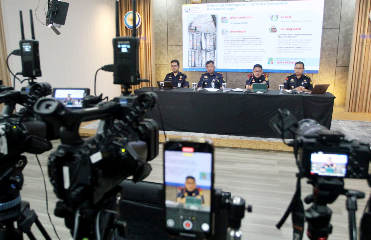 Wartawan merekam Direktur Pengawasan Sumber Daya Perikanan Kementerian Kelautan dan Perikanan (KKP) Halid K. Jusuf saat memberikan keterangan pers terkait Penanganan Importasi Komoditas Perikanan Ilegal di Jakarta, Selasa (13/1/2026).  (Beritanasional.com/Oke Atmaja)