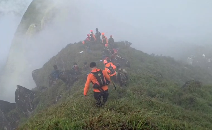 Basarnas menemukan dugaan badan dan ekor pesawat ATR 42-500 di lereng gunung, Maros, Sulsel, Minggu (18/1/2026). (BeritaNasional/Basarnas)