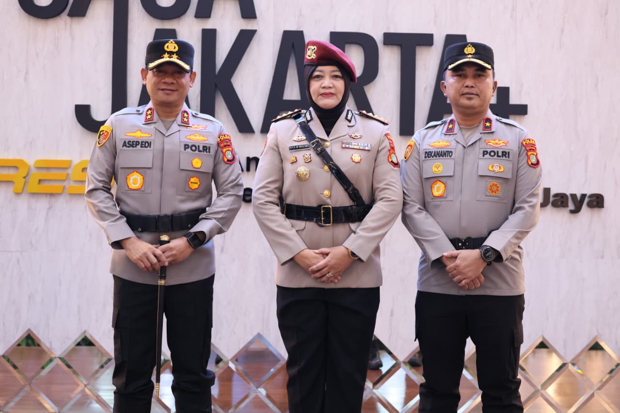 Dirres PPA dan PPO Polda Metro Jaya Kombes Pol Rita Wulandari Wibowo (tengah) berfoto bersama Kapolda Metro Jaya Irjen Pol Asep Edi Suheri (kiri). (Foto/Istimewa)