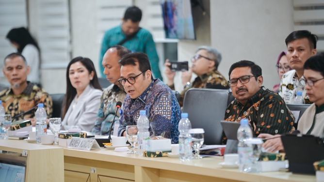 Wamenkomdigi Nezar Patria (tengah) dalam Raker dengan Komite I DPD RI. (BeritaNasional/Komdigi)