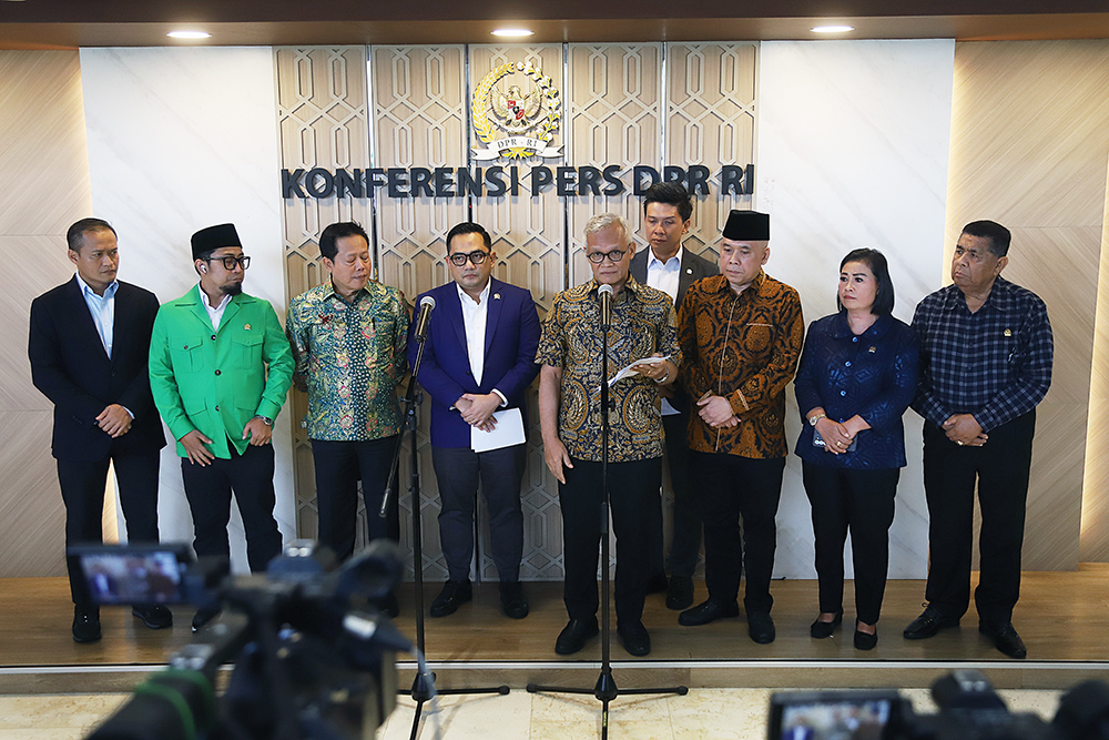 Pimpinan komisi II saat memberikan keterangan kepada wartawan terkati uji kelayakan dan kepatutan terhadap calon anggota Ombudsman RI periode 2026–2031. (BeritaNasional/Elvis Sendouw)
