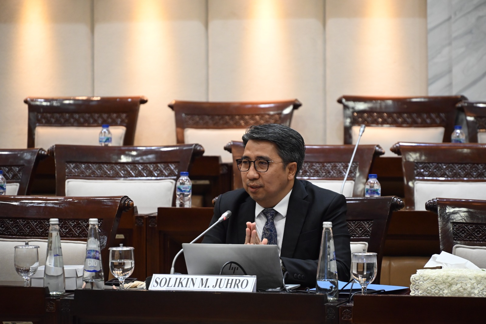 Calon Deputi Gubernur Bank Indonesia (BI) Solikin M.Juhro, memaparkan visi misinya saat mengikuti uji kelayakan dan kepatutan atau fit and proper test calon Deputi Gubernur Bank Indonesia di ruang Komisi XI DPR. (BeritaNasional/Elvis Sendouw/HO)