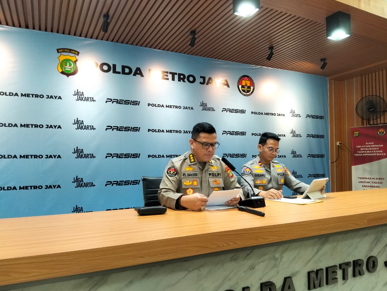 Kasubbid Penmas Bidhumas Polda Metro Jaya Kombes Pol Reonald Simanjuntak (kiri) saat memberikan keterangan pers. (BeritaNasional/Bachtiarudin Alam)
