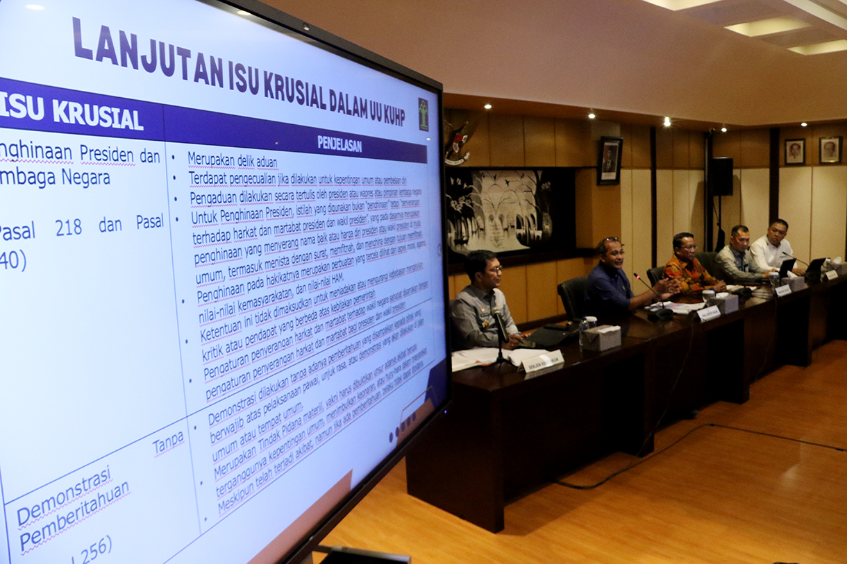 Menteri Hukum Supratman Andi Agtas (kedua kiri) bersama Wakil Menteri Hukum Edward Omar Sharif Hiariej (kiri), Dirjen Peraturan Perundang-Undangan Kementerian Hukum Dhahana Putra (kedua kanan), dan anggota Tim Ahli KUHP Nasional Albert Aries (kanan) memberikan keterangan dalam konferensi pers terkait pemberlakuan UU KUHP, UU KUHAP, dan UU Penyesuaian Pidana yang baru di Gedung Sekretariat Jenderal Kementerian Hukum, Jakarta, Senin (5/1/2026).  (Beritanasional.com/Oke Atmaja)