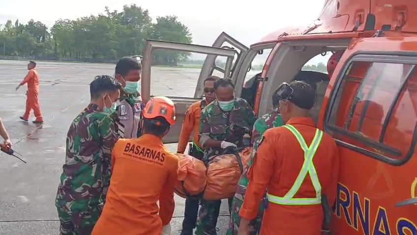 Korban Pertama Kecelakaan Pesawat ATR di Bulusaraung Berhasil Dievakuasi. (Foto/Basarnas)