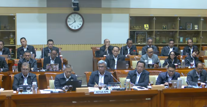 Ketua KPK Setyo Budiyanto dan beberapa pimpinan KPK di Raker Komisi III DPR, Rabu (28/1/2026). (BeritaNasional/YouTube TVR Parlemen)
