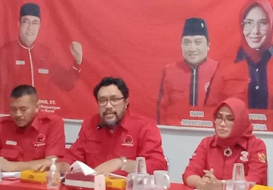 Ketua DPD PDIP Jawa Barat Ono Surono (tengah). (Foto/Dok PDIP)