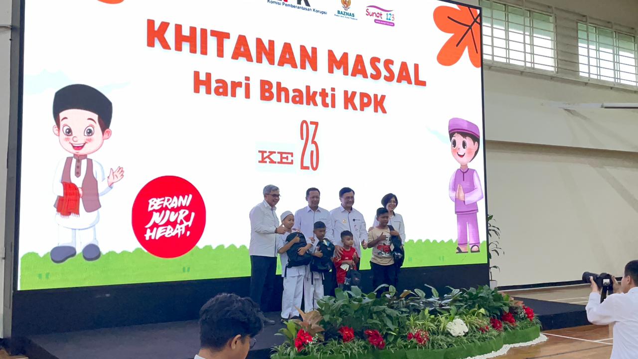 Pimpinan KPK bersama staf gelar khitanan massal dan penyerahan donasi benccana di Sumatera. (BeritaNasional/Panji)